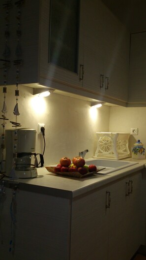Réfrigérateur, four, plaque de cuisson, cafetière/bouilloire
