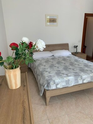 2 bedrooms, desk, iron/ironing board, WiFi