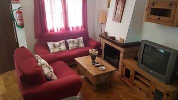 Una televisión, una chimenea