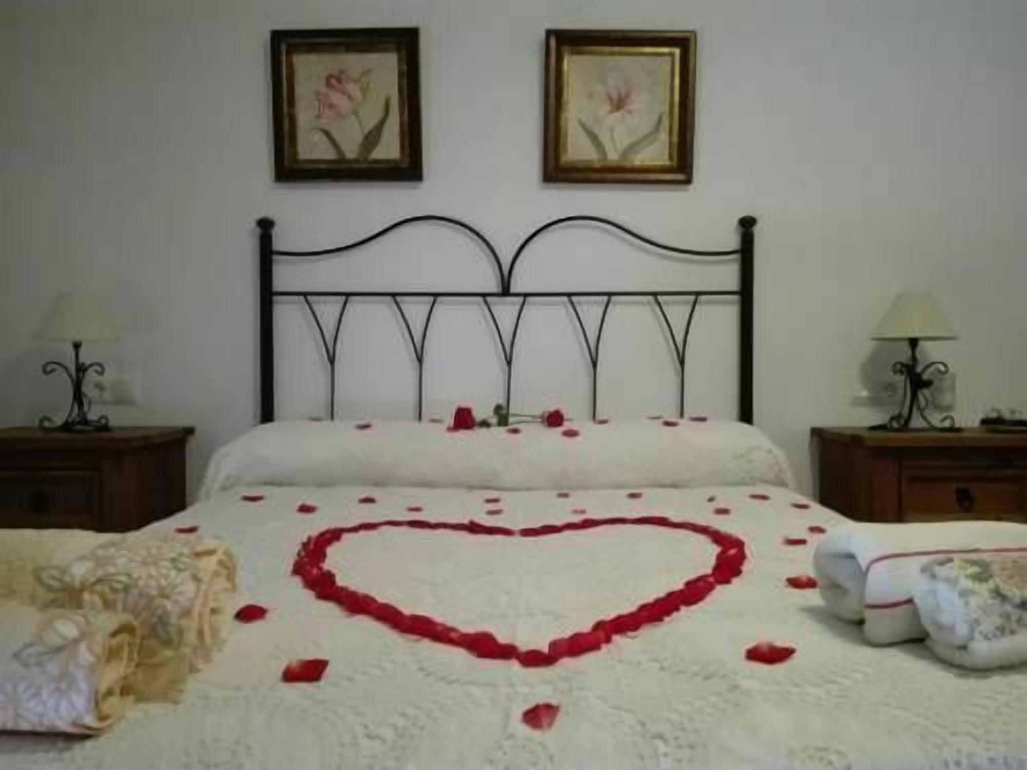 4 slaapkamers, een bureau, een strijkplank/strijkijzer, beddengoed