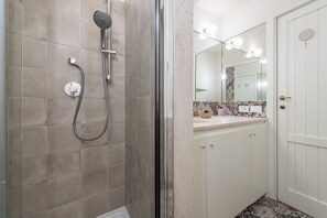 Hair dryer, towels - Marco's Stylish Home: in the hearth of Cagliari (Cagliari)