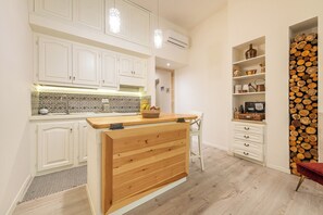 Fridge, microwave, coffee/tea maker, cookware/dishes/utensils - Marco's Stylish Home: in the hearth of Cagliari (Cagliari)