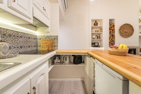 Fridge, microwave, coffee/tea maker, cookware/dishes/utensils