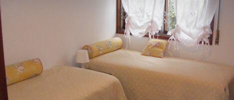 4 عدّة غرف نوم ومكتب ومكواة/لوح كي وواي فاي