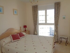 2 habitaciones, tabla de planchar con plancha y wifi gratis 