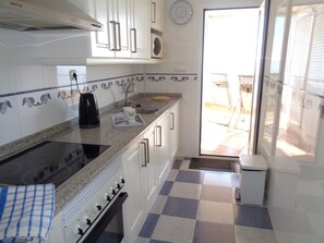 Een koelkast, een magnetron, een oven, een koffiezetapparaat/waterkoker