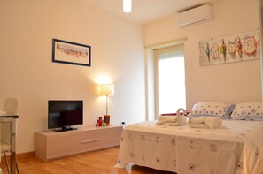 1 habitación, tabla de planchar con plancha, cuna de viaje y wifi 
