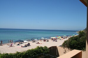 Am Strand, Liegestühle, Strandtücher