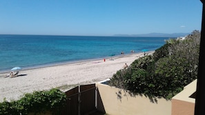 Sulla spiaggia, lettini da mare, teli da spiaggia