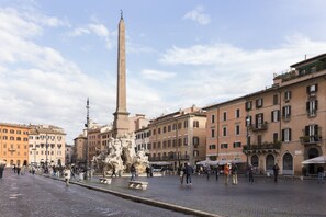 A historic square with an obelisk monument, cobblestone pavement, and classical architecture. - Stay in Rome Apartments Central Navona Sq (Roma)