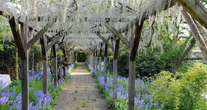 Great Tangley Manor 11th C Manor with indoor heated pool, London less than 1 hr