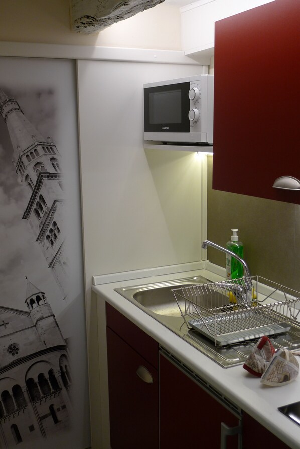 Kühlschrank, Mikrowelle, Herdplatte, Wasserkocher mit Kaffee-/Teezubehör