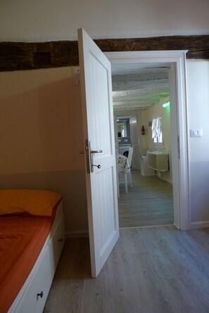 1 chambre, bureau, fer et planche à repasser, accès Internet