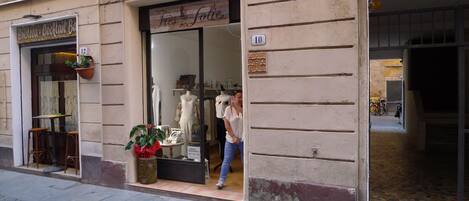 المنشأة من الخارج