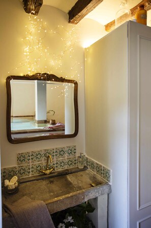 Secador de cabelo, toalhas de banho