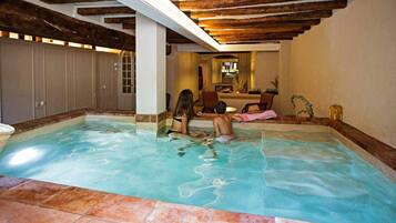 Innendørsbasseng og et oppvarmet basseng