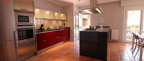 Een microgolfoven, een vaatwasser, een koffiezetapparaat/waterkoker