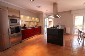 Mikrowelle, Geschirrspüler, Wasserkocher mit Kaffee-/Teezubehör