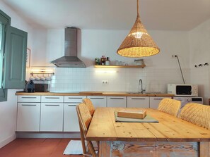 Réfrigérateur, micro-ondes, plaque de cuisson, cafetiÚre/bouilloire