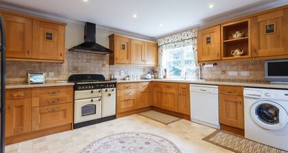 Oak Tree Cottage, Charming & Rural Home, Heart of the New Forest