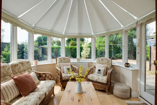 تلفزيون ذكي، مدفأة، مشغل دي في دي، تنس طاولة