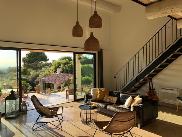 TV, fireplace, table tennis, books - Villa with outdoor kitchen with pizza oven and large heated pool. (Malemort-du-Comtat)