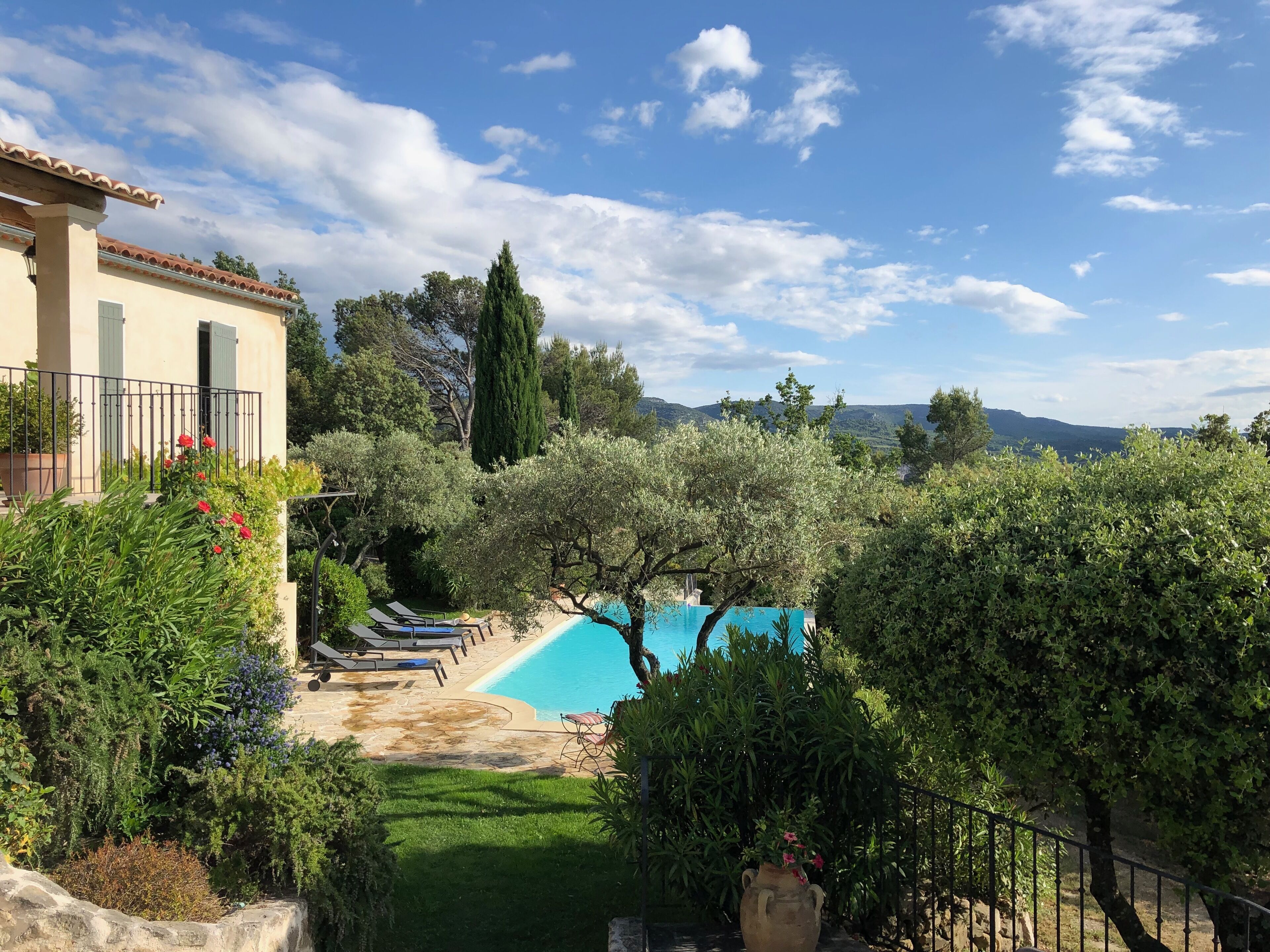 Una piscina al aire libre, una piscina climatizada