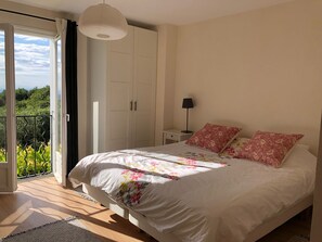 4 bedrooms, iron/ironing board, travel crib, free WiFi - Villa with outdoor kitchen with pizza oven and large heated pool. (Malemort-du-Comtat)