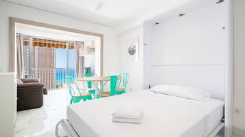 Een strijkplank/strijkijzer, gratis wifi, beddengoed