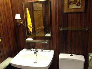 Badewanne, Haartrockner, Bidet, Handtücher