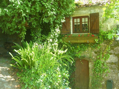 Rural house of the 18th century, overlooking the Aldán estuary.
