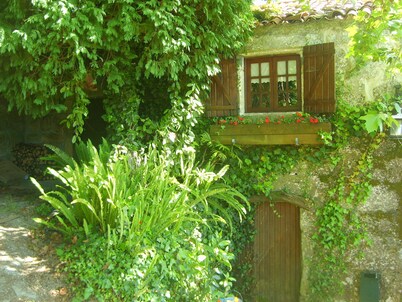 Rural house of the 18th century, overlooking the Aldán estuary.