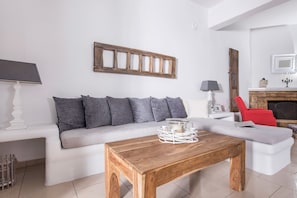 Smart TV, fireplace, DVD player, books - MORFES HOUSE firostefani (santorini)