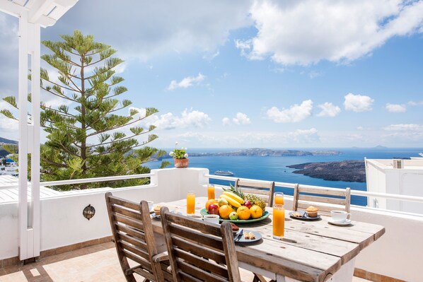 Outdoor dining - MORFES HOUSE firostefani (santorini)