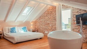 4 bedrooms, desk, iron/ironing board, WiFi (free)