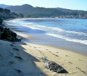 Perto da praia, espreguiçadeiras, toalhas de praia 