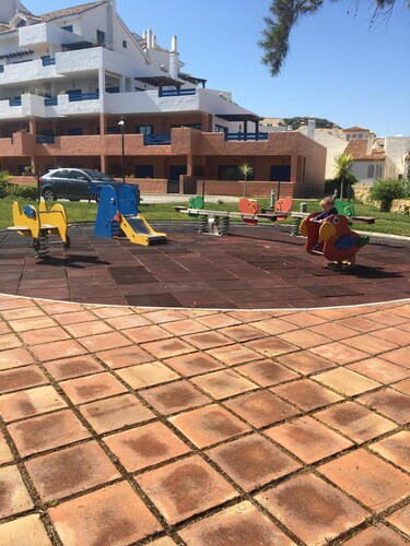 Nach Süden ausgerichtete Wohnung im 1. Stock mit Blick auf die Pools, kostenloses WLAN und Sky-TV  