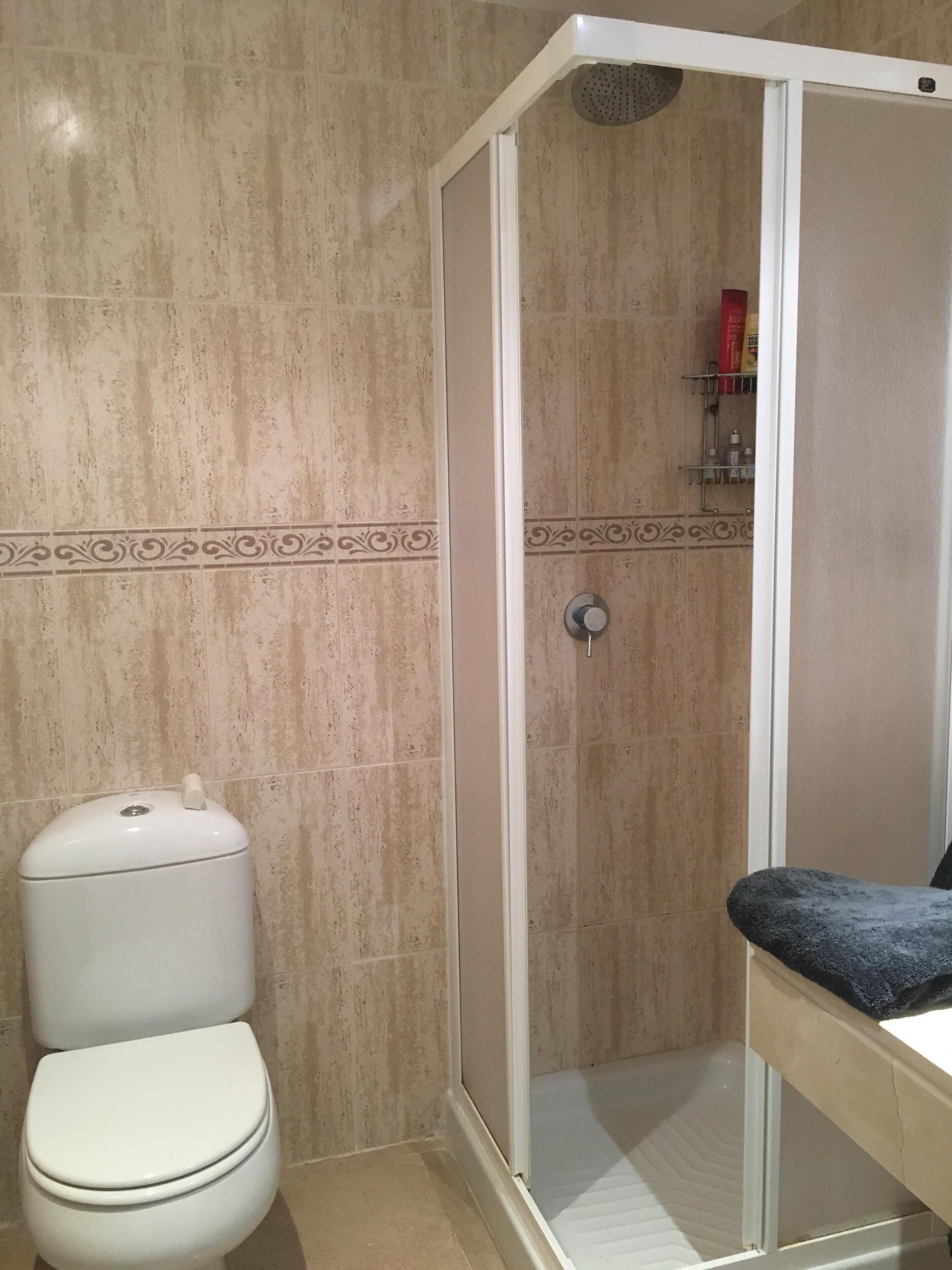 Bañera, secador de pelo, bidé y toallas