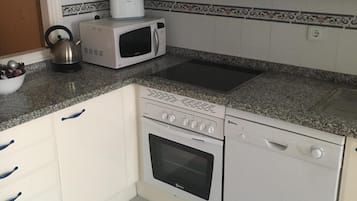 Frigorífico, microondas, horno y placa de cocina