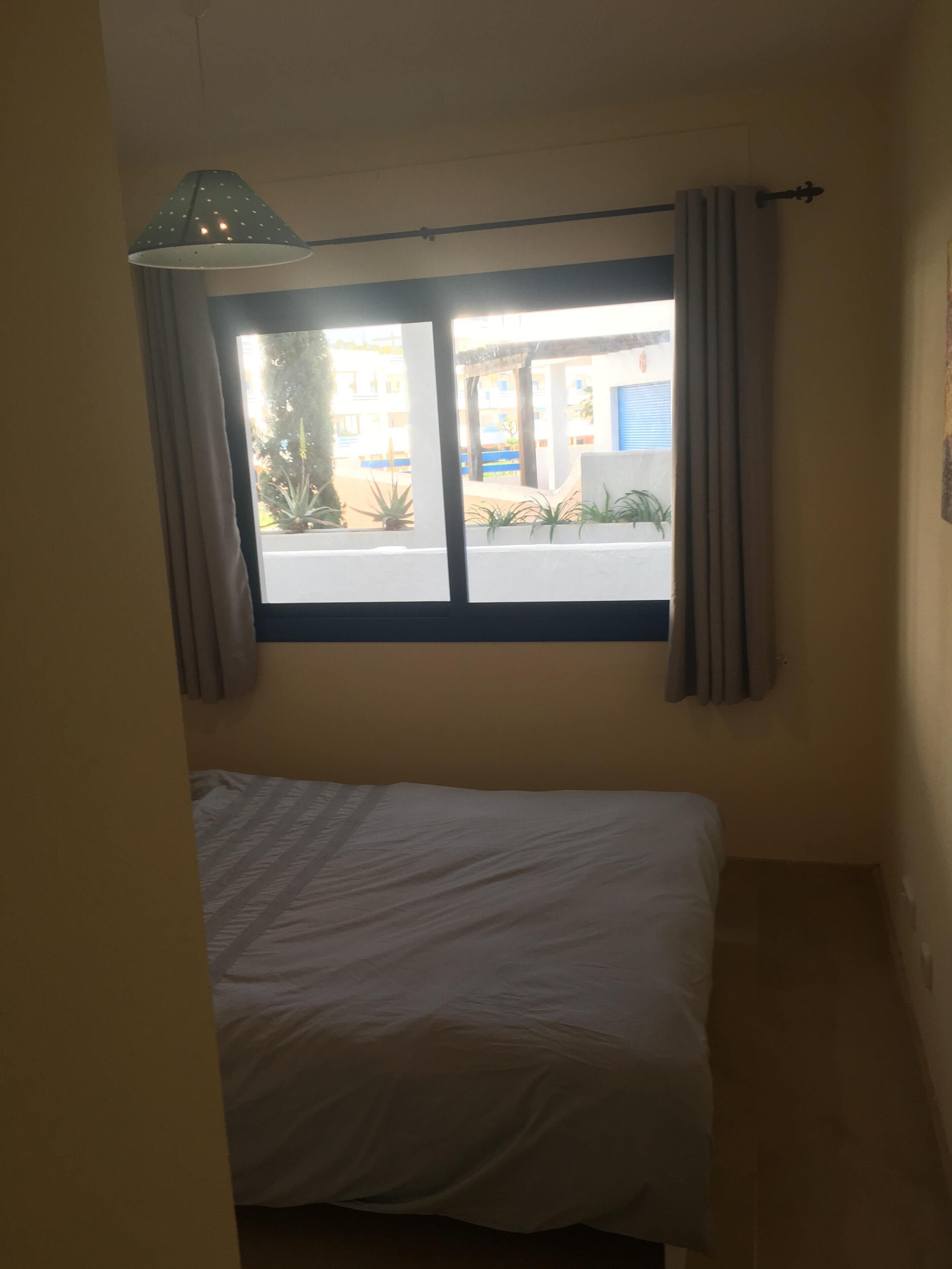 2 bedrooms, internet, bed sheets