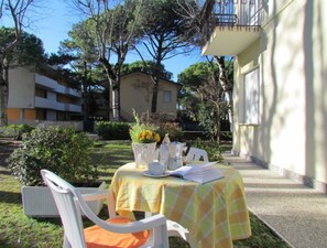 Outdoor dining - Apartment on the ground floor (Bibione)