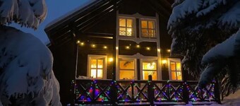 魅力的な戸建のアルパインシャレーは、暖炉で6人寝る