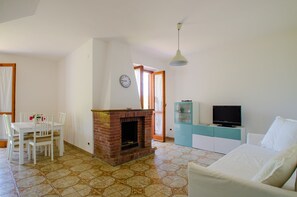 Smart-TV, bøker og stereoanlegg