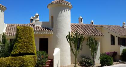 Kutsuva, valoisa, äskettäin uusittu 2 makuuhuoneen El Rancho huvila