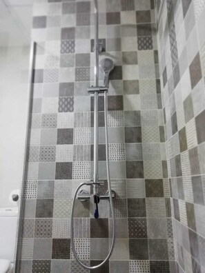 Haartrockner, Handtücher, Seife, Shampoo