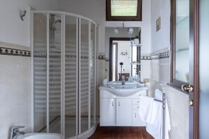 Een douche, een haardroger, een bidet, handdoeken