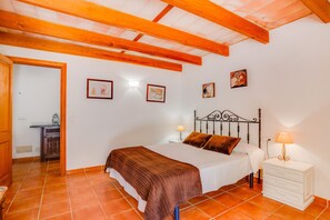 5 quartos, ferros/tábuas de passar roupa, berço de viagem