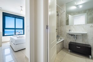 Bañera y toallas