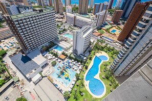 A high-rise hotel with multiple swimming pools, a rooftop bar, and a view of the city. - Gemelos 26-T2-22-E (Benidorm)
