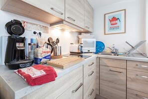 Køleskab, mikrobølgeovn, ovn, kogeplade